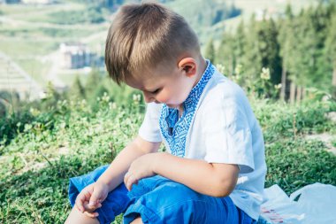 Bu dağ tepe üzerinde mutlu küçük çocuk portresi