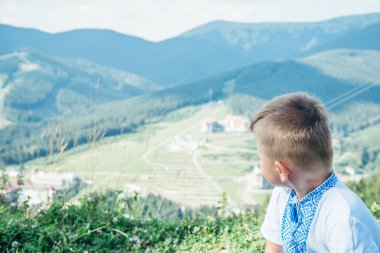 Bu dağ tepe üzerinde mutlu küçük çocuk portresi