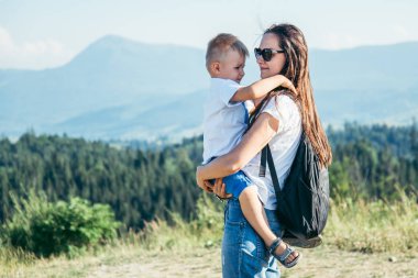 kadın onun çocukla dağ tepe üzerinde oynuyor