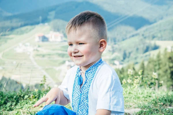 Bu dağ tepe üzerinde mutlu küçük çocuk portresi