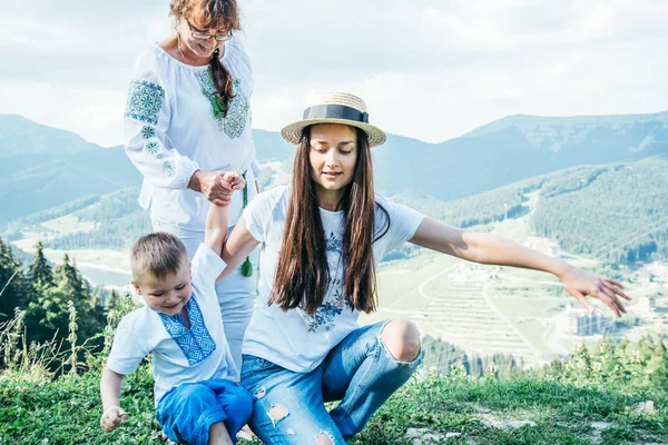 Madre, figlio e nonna arrampicata in montagna — Foto Stock