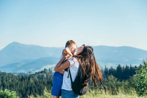 Donna che gioca con il suo bambino sulla cima della montagna — Foto Stock