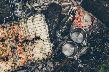 Tavuk eti ile şenlik ateşi üzerinde Üstten Görünüm