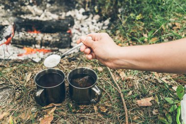 şenlik ateşi yakınındaki metal Kupası'nda suger el koymak