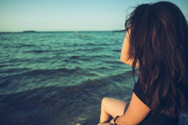 kaya ve göl manzaralı için arıyorum bana yardımcı olanvarmı kadın oturur