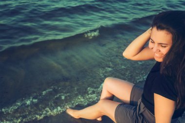 kaya ve göl manzaralı için arıyorum bana yardımcı olanvarmı kadın oturur