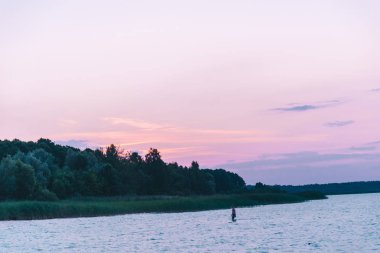 gün batımı ve deniz mavi gökyüzü ile