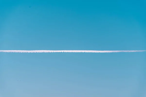 Jet d'avion dans le ciel bleu — Photo