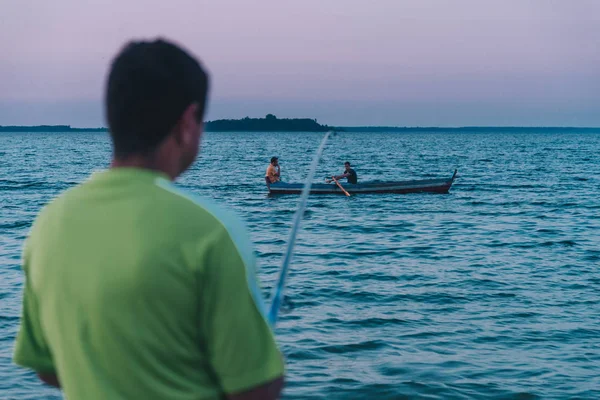 Par man på båten på sjön — Stockfoto