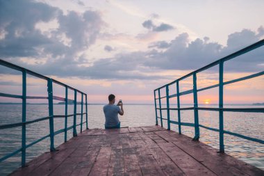 iskelede duran ve sunset bulvarında arayan adam