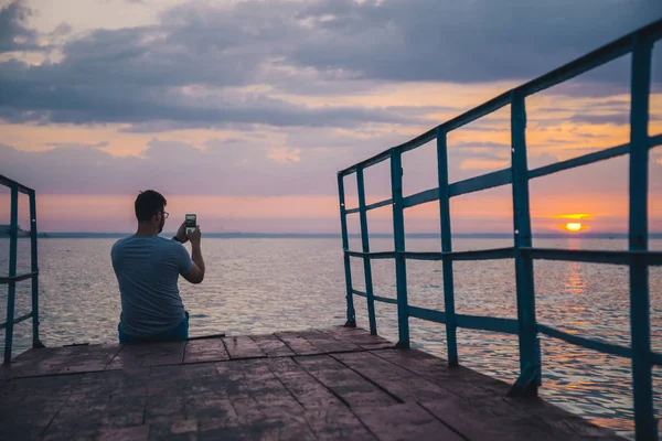 iskelede duran ve sunset bulvarında arayan adam