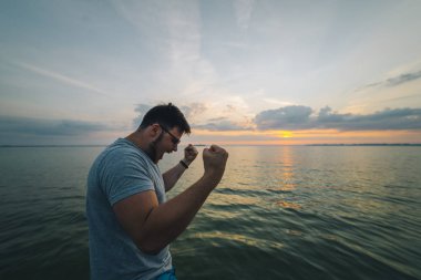 adam ellerini Gölü iskelede yükselir