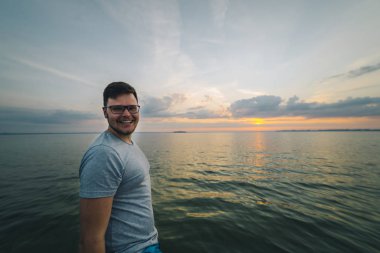 adam ellerini Gölü iskelede yükselir