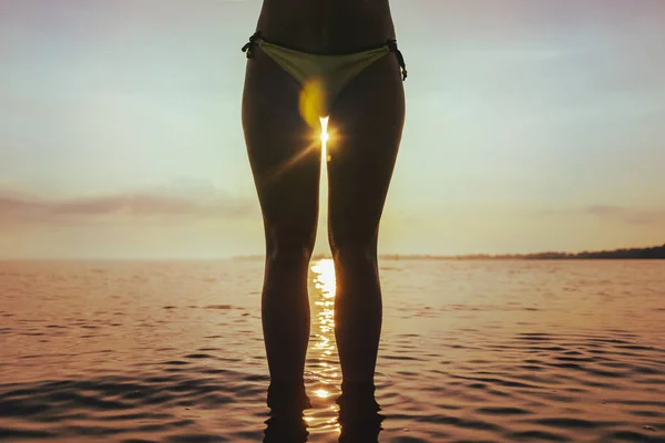 Soluppgång mellan kvinna ben — Stockfoto