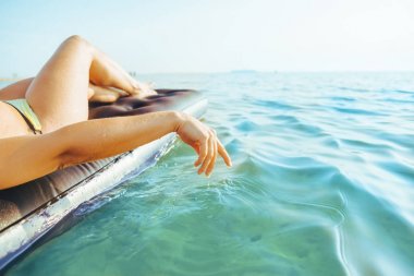 kadın olsun tan şişme yatak üzerinde yatarken