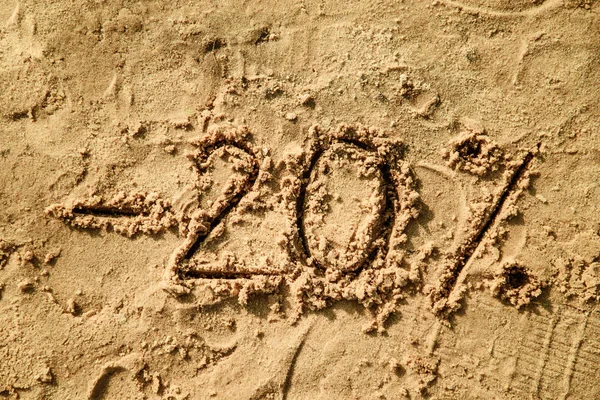 20 Schriftzüge auf Sand geschrieben — Stockfoto