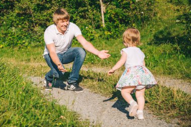 Babalar sarılmak için çalıştırmak kızı