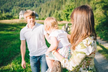 kızları ile reklam komik Veliler oynayan