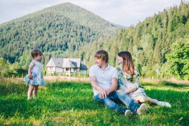 Anne kızıyla alan arka plan üzerinde Dağları ile oynamak