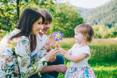 Anne kızıyla alan arka plan üzerinde Dağları ile oynamak