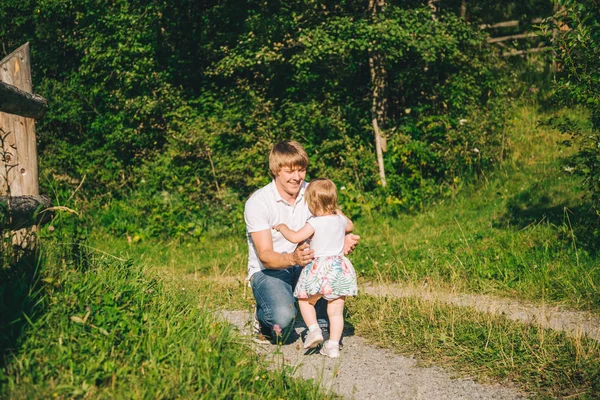 Hija correr a los padres abrazo —  Fotos de Stock