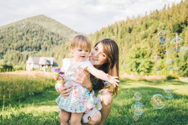 Anne küçük kızı diz dışında tutar