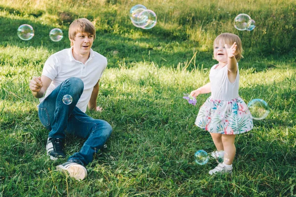 Padre juega con su hija con jabón —  Fotos de Stock