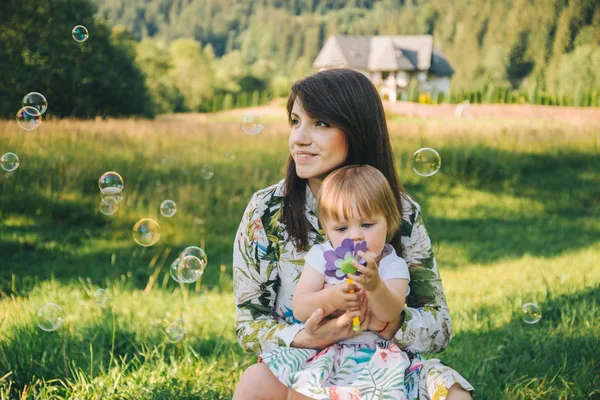 Anne küçük kızı diz dışında tutar