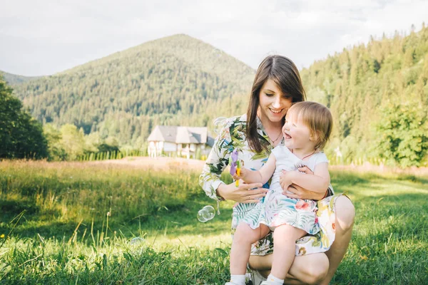 Anne küçük kızı diz dışında tutar