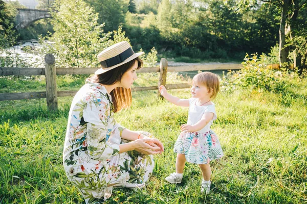 Маленька дівчинка бере капелюх матері — стокове фото