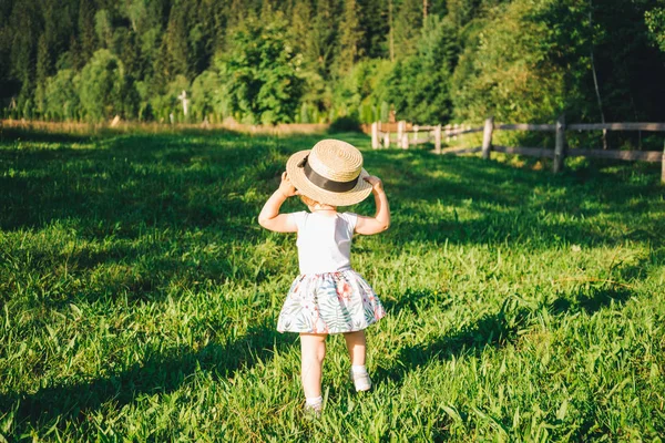 Şapka yakın çekim portre küçük şirin kız