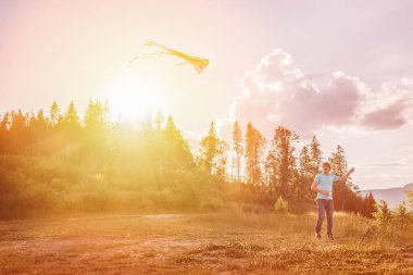 Adam uçurtma gökyüzünde çalış