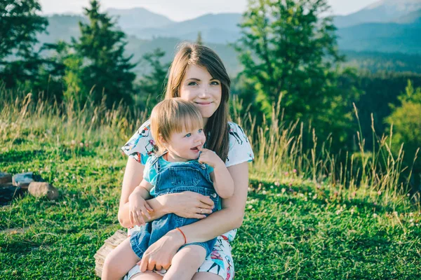 Mãe com a filha de joelhos — Fotografia de Stock