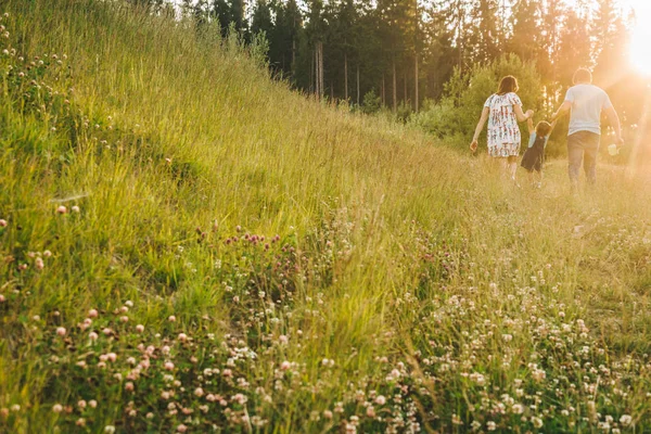 Anne ve kızı elele ve dağlarla yürüme baba