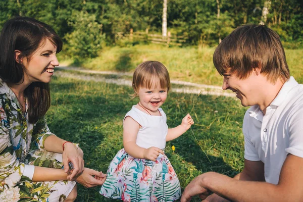 Familia feliz jugando afuera —  Fotos de Stock