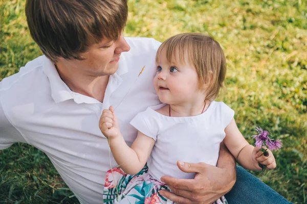 Feliz família amorosa Pai e sua filha estão brincando e abraçando ao ar livre . — Fotografia de Stock