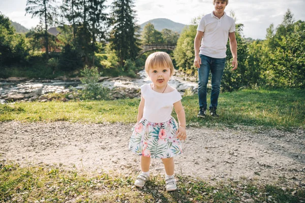 Filha correr para pais abraço — Fotografia de Stock