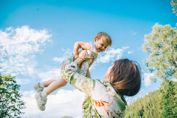 A mãe segura as mãos sua filha — Fotografia de Stock