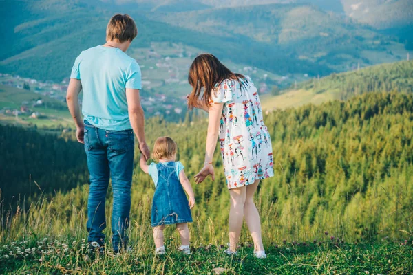 Молода сім'я ходить на вершині гір — стокове фото