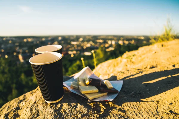 Twee kopjes koffie op de top van de heuvel — Stockfoto