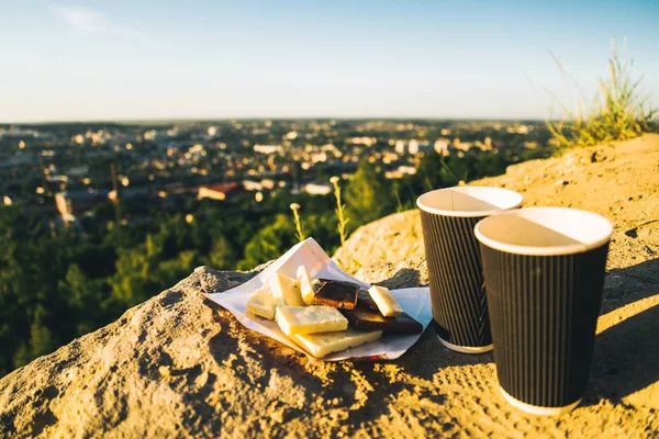 Twee kopjes koffie op de top van de heuvel — Stockfoto