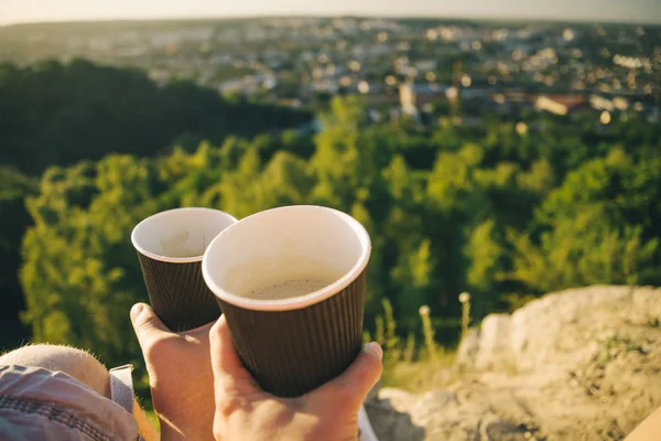 Handen met twee kopjes koffie — Stockfoto