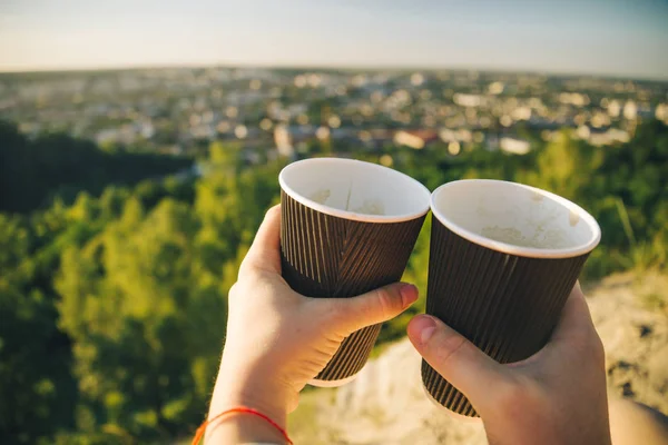 Handen met twee kopjes koffie — Stockfoto