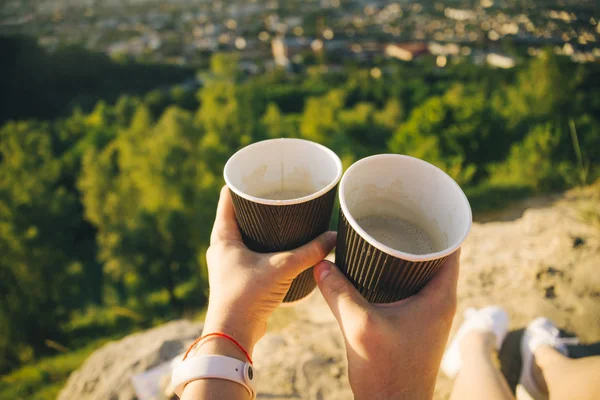 Handen met twee kopjes koffie — Stockfoto