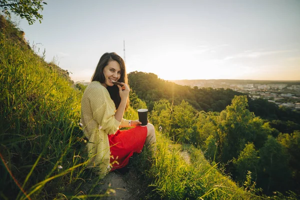 Giovane bella donna seduta sulla cima della collina — Foto Stock