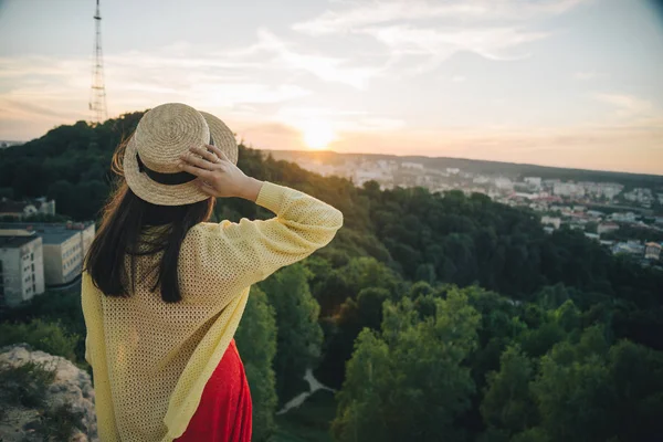 Donna felice si trova sulla cima della collina — Foto Stock