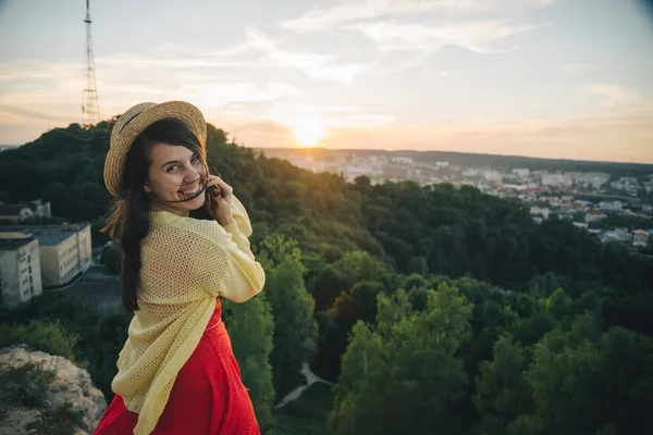 Donna felice si trova sulla cima della collina — Foto Stock