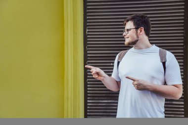 adam stand ve boş alana işaret