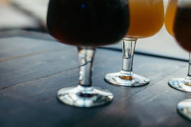 Dört bardak bira ahşap tablo