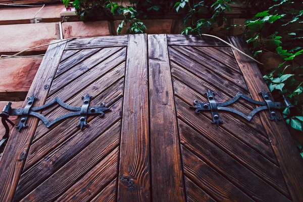 Передний план старой деревянной двери — стоковое фото